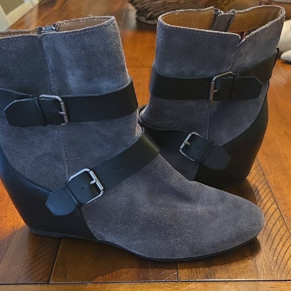 Like New Stylish Gray Suede Ankle Boots Size 9